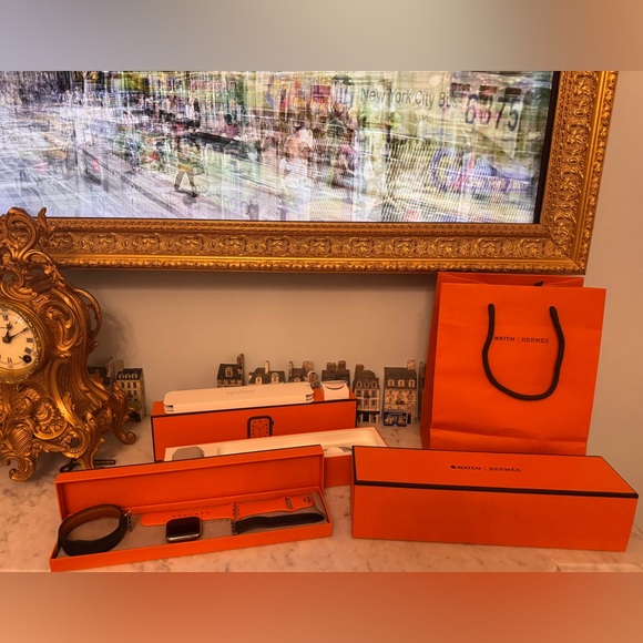 Hermès Apple Watch Series 4 with both original bands in box - Picture 1 of 5